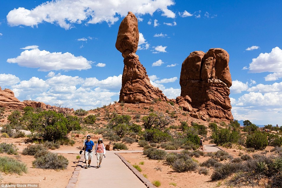 Nằm gần như chính giữa công viên quốc gia Arches ở Utah, Mỹ, tảng Thăng Bằng nằm trên một nền đá hẹp.