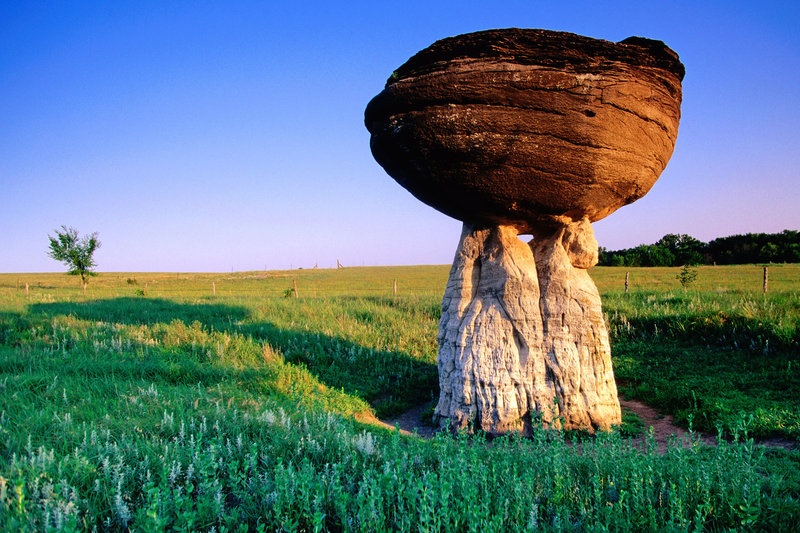 Công viên Đá Nấm, nằm ở khu Smoky Hills, Kansas, Mỹ, nổi tiếng với những khối đá hình nấm với phần trên to gấp nhiều lần phía dưới. Các khối đá này hình thành do sự xói mòn và các hoạt động thời tiết.