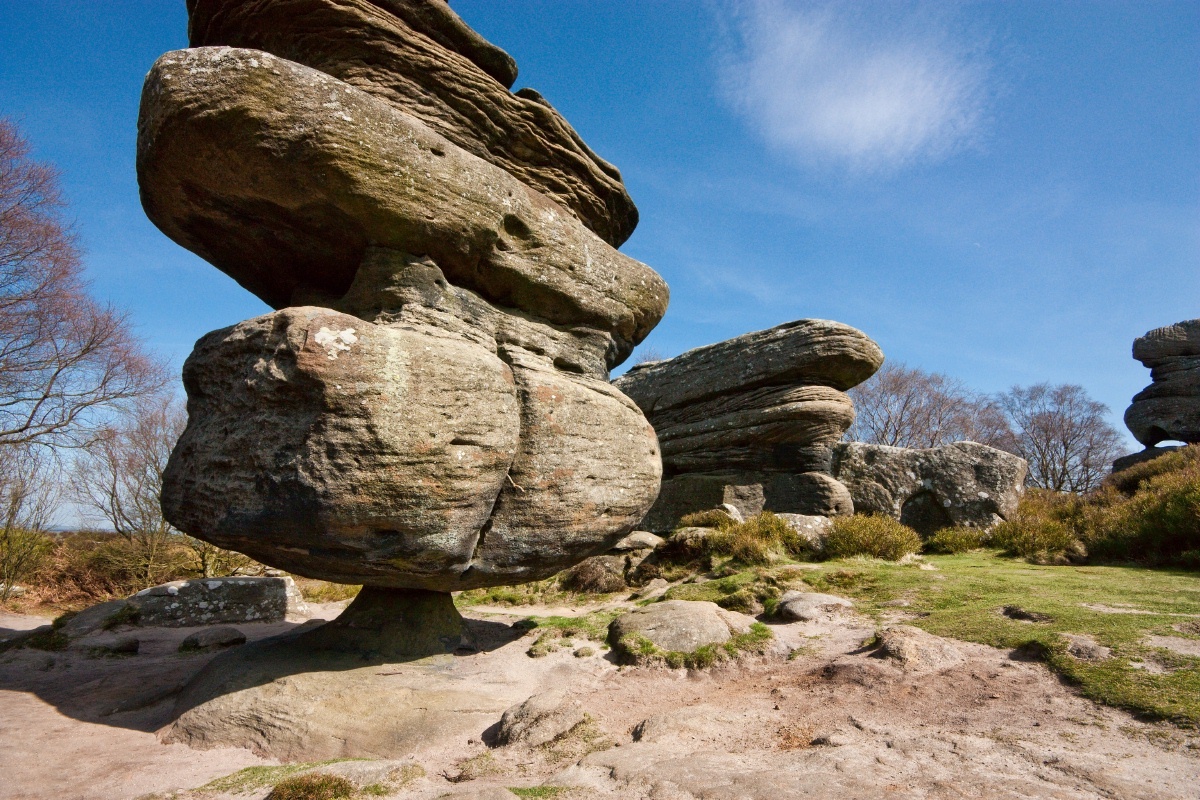 Tảng Idol, Brimham Moor, North Yorkshire, Ảnh: Khu vực Brimham Moor có rất nhiều tảng đá thăng bằng có hình dạng kỳ lạ, nhưng nổi tiếng nhất là tảng Idol. Với khối lượng ước tính 200 tần, tảng đá khổng lồ này nằm trên một tảng đá nhỏ có dạng kim tư tháp. Ảnh: Geolocation.