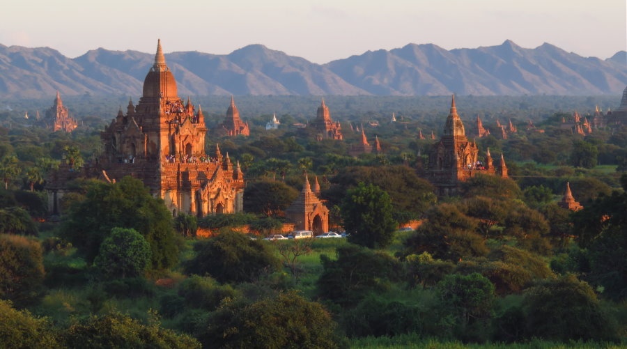 Chùa Shwesandaw: Tới đây, du khách sẽ có góc ngắm hoàng hôn tuyệt nhất Bagan. Được xây dựng từ năm 1057, chùa Shwesandaw cho du khách nơi đứng lý tưởng để ngắm nhìn các đền chùa rải rác giữa rừng xanh của Bagan. Ảnh: Jumpstoneblog.
