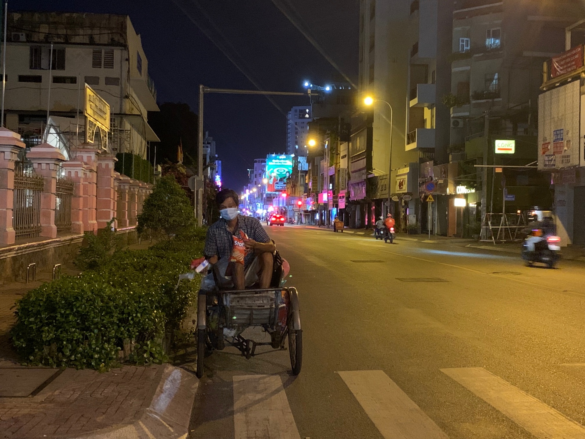 nguoi vo gia cu giua Chi thi 16 anh 2