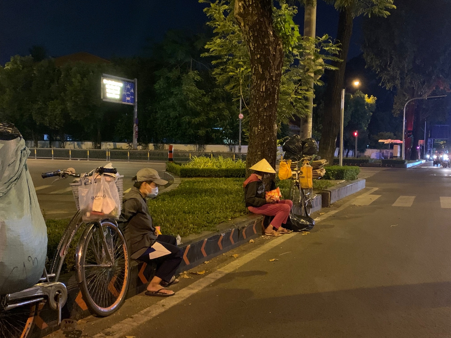 nguoi vo gia cu giua Chi thi 16 anh 1