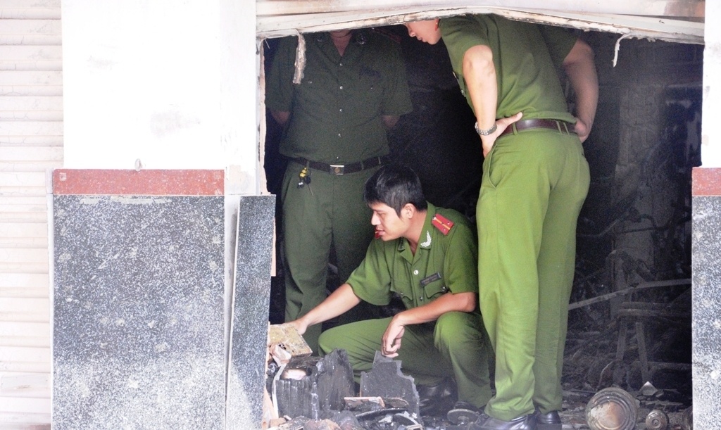 Lực lượng chức năng khám nghiệm hiện trường vụ hỏa hoạn.
