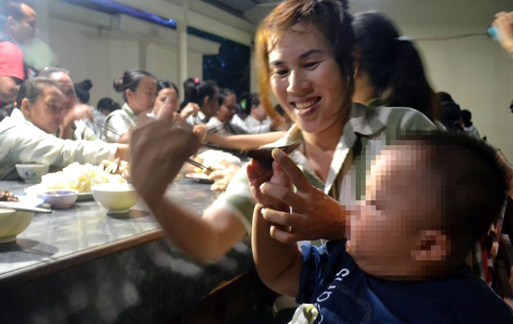 Chị Trần Thị Thanh (33 tuổi, quê Bà Rịa - Vũng Tàu) có con trai nhỏ cùng ở chung. Người phụ nữ phạm tội Cố ý gây thương tích, mang án 4 năm tù. Chị cho biết, mang thai nhưng không biết, đến khi vào trại thì sinh bé Nguyễn Phương Anh (hơn 1 tuổi). Nữ phạm nhân này  mong chị em ở lại cố gắng cải tạo tốt, sớm được đặc xá về với gia đình.