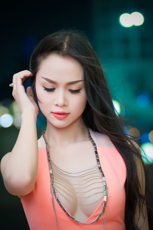 Top 5 Hoa hậu Việt Nam - Ngọc Anh với chiếc váy thiết kế cổ thoáng đãng đến đốt mắt trong một sự kiện gần đây.