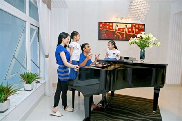 Nhung ngoi nha dep xa hoa cua cac MC noi tieng hinh anh 7 Căn phòng khách để sinh hoạt gia đình đặt 1 chiếc đàn piano.