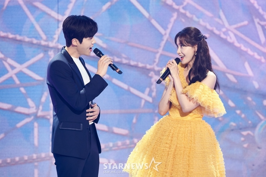YoonA dep doi ben canh Kim Seon Ho anh 2