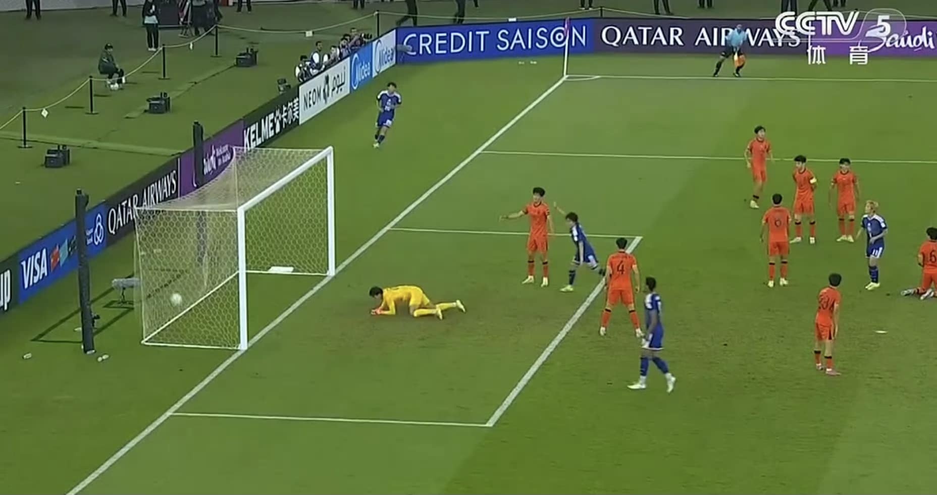 Khoảnh khắc Li Hao lần đầu phải vào lưới nhặt bóng tại VCK U23 châu Á 2026.