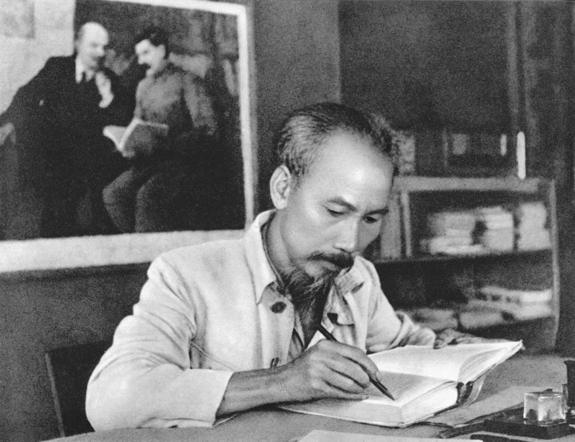 Chu tich Ho Chi Minh anh 1