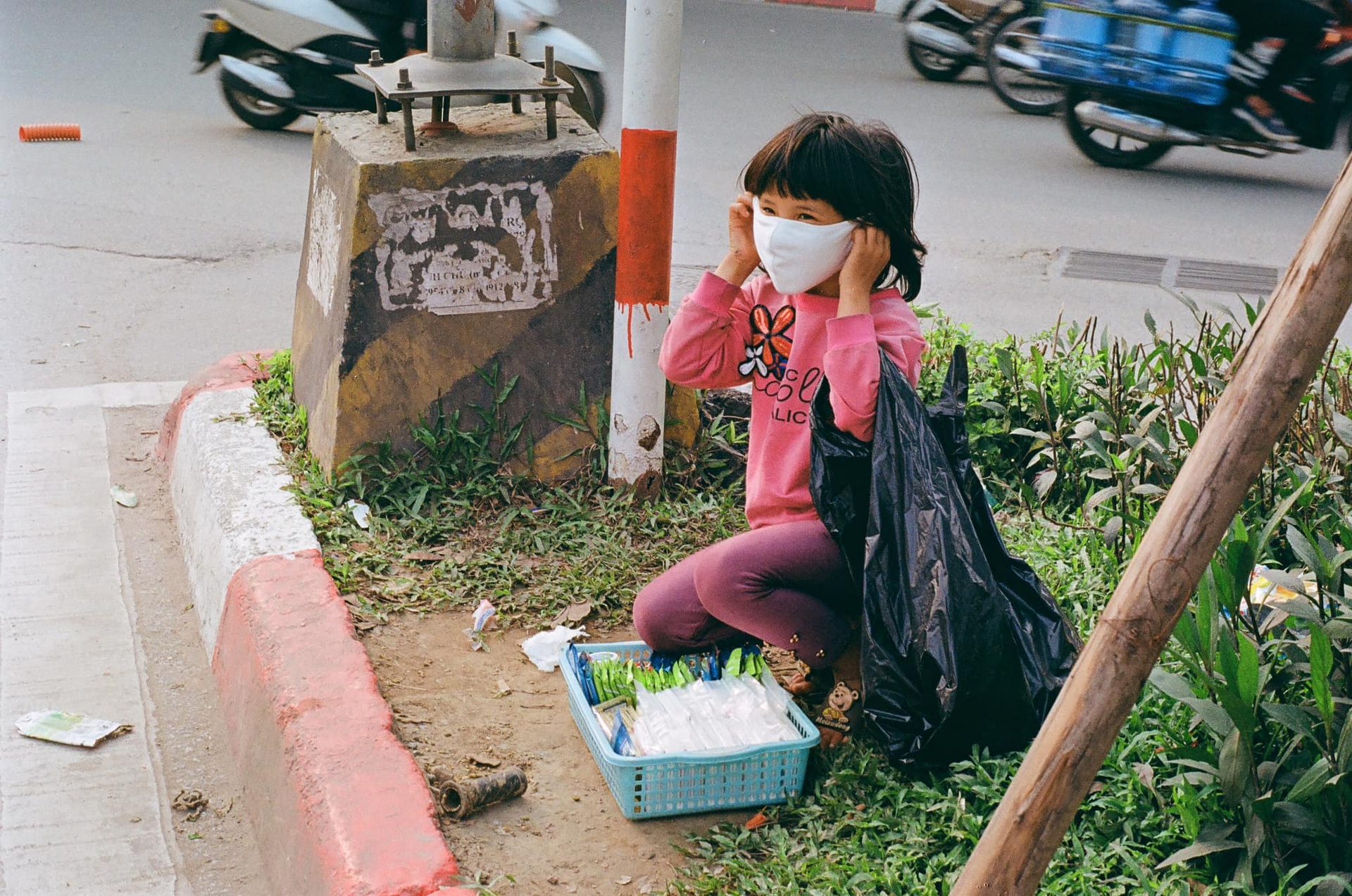 co be ban hang rong,  nu cuoi co be ban hang rong,  mua dich van ban hang rong anh 1