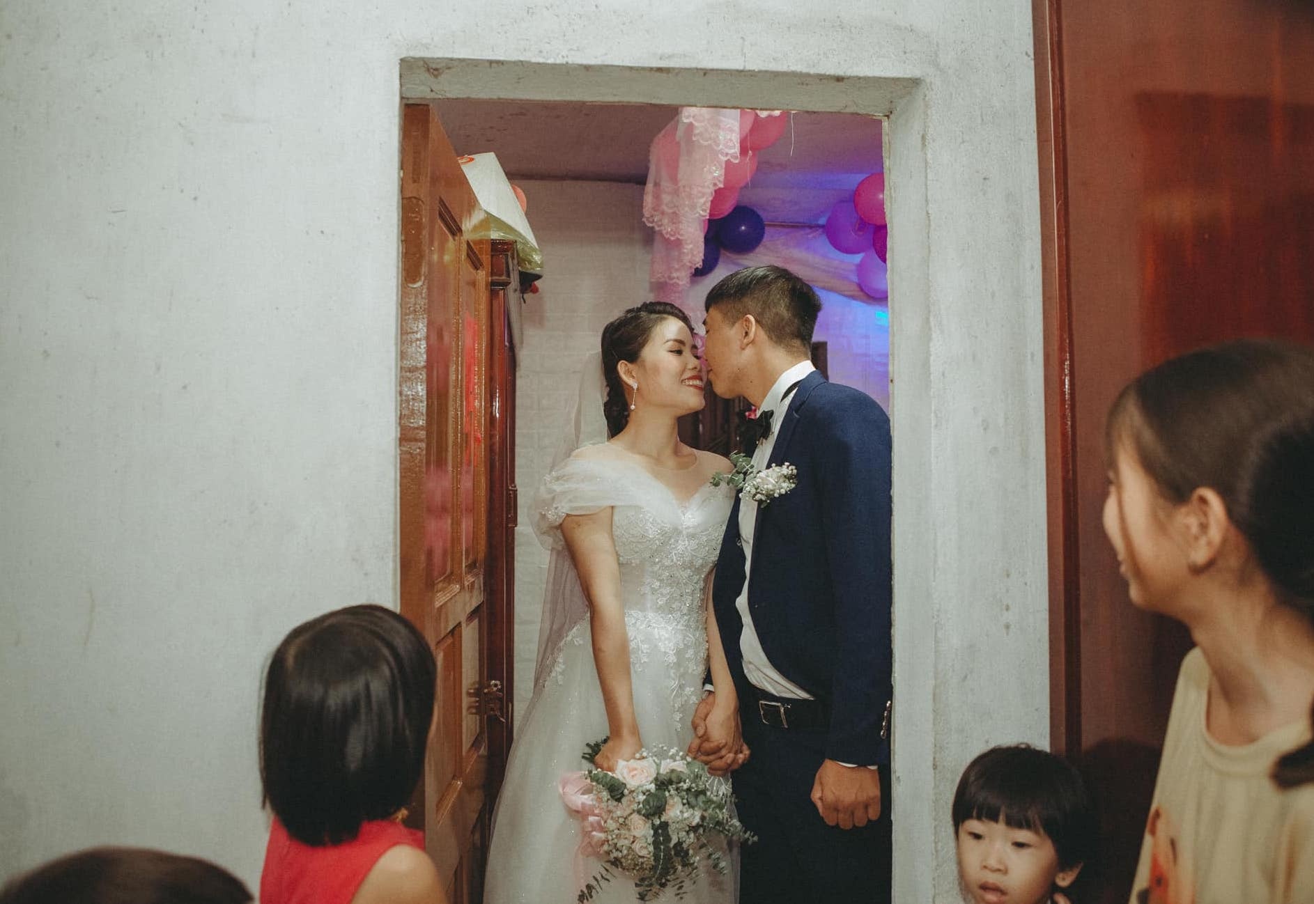 dam cuoi vuot lu anh 6