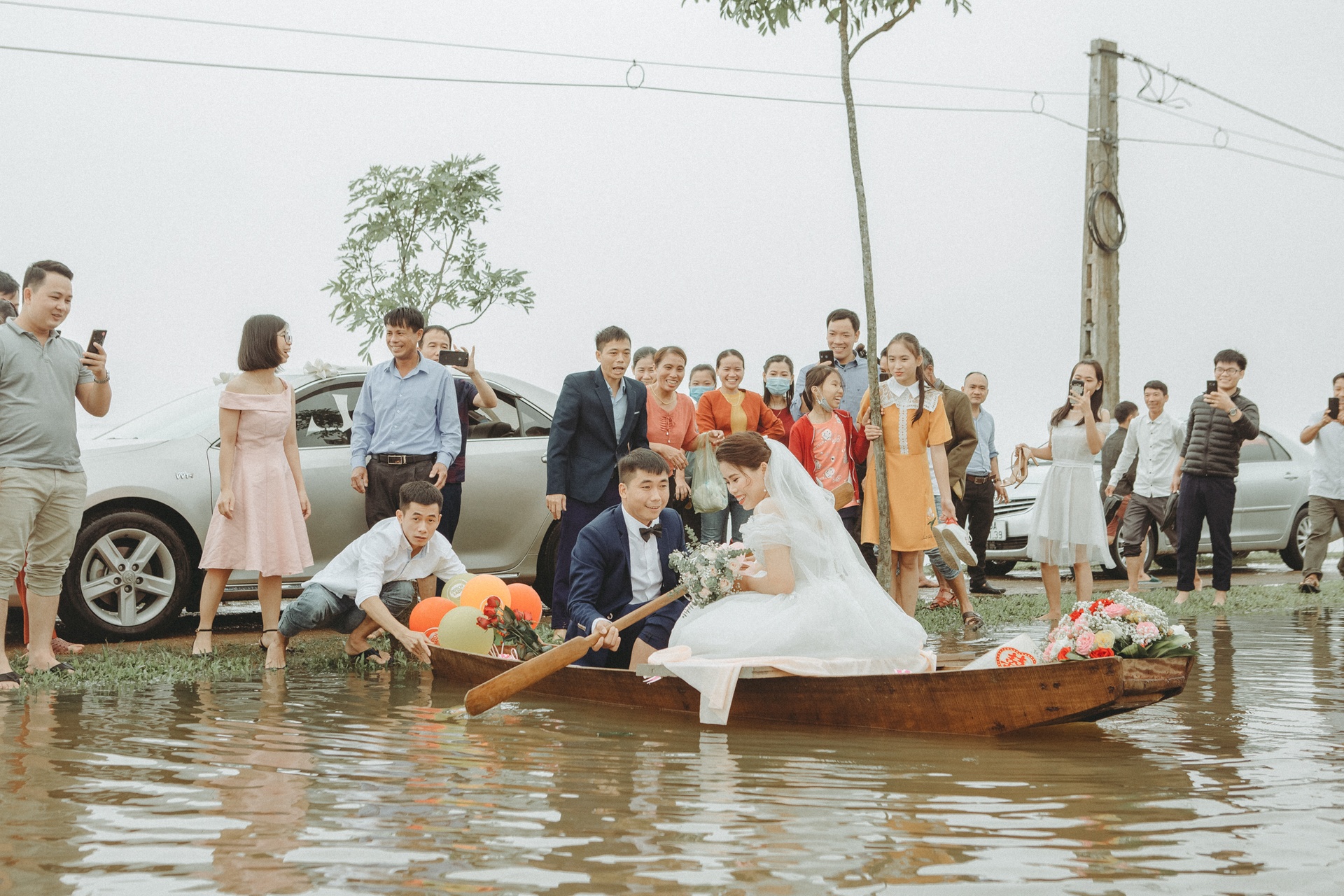 dam cuoi vuot lu anh 1