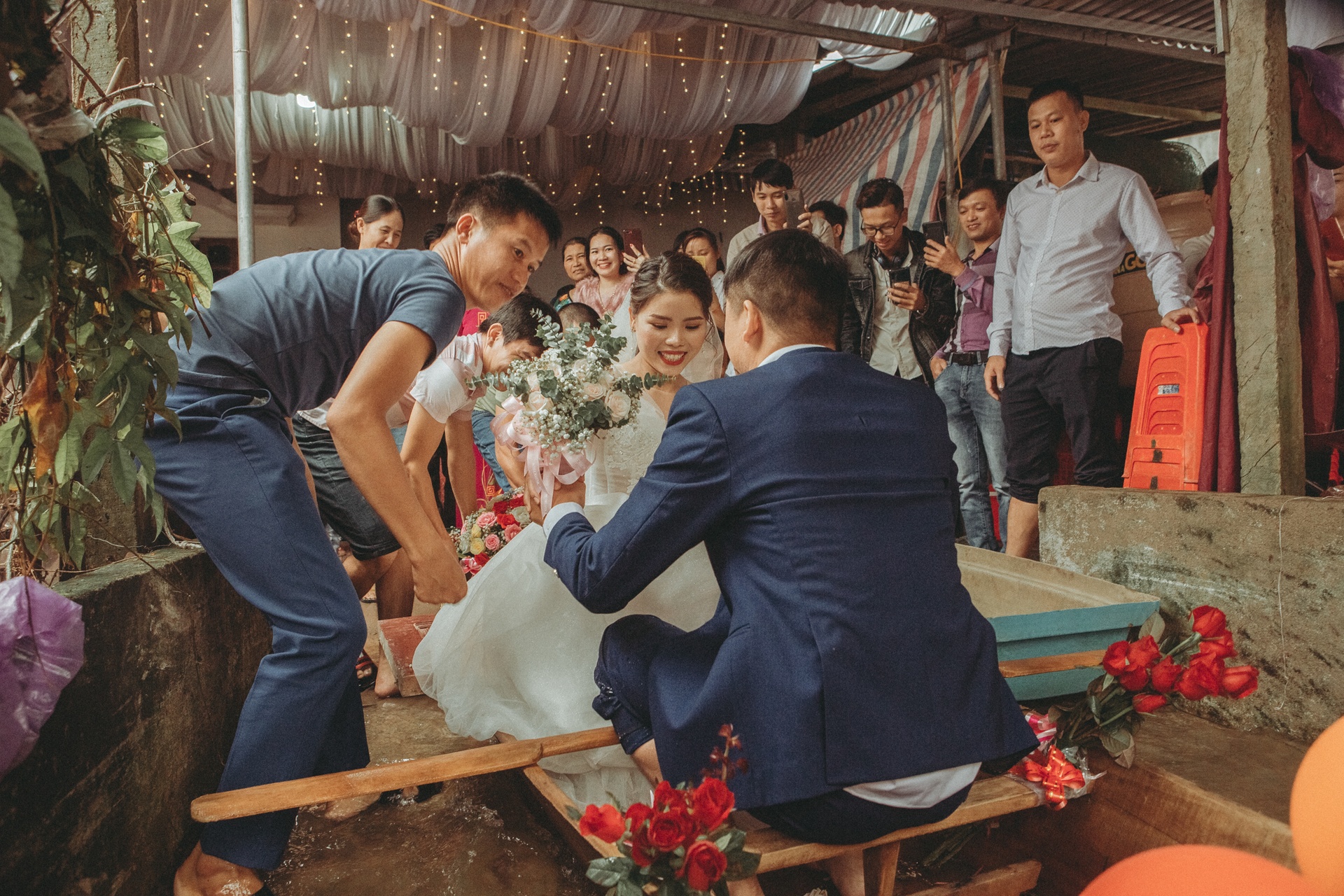 dam cuoi vuot lu anh 5