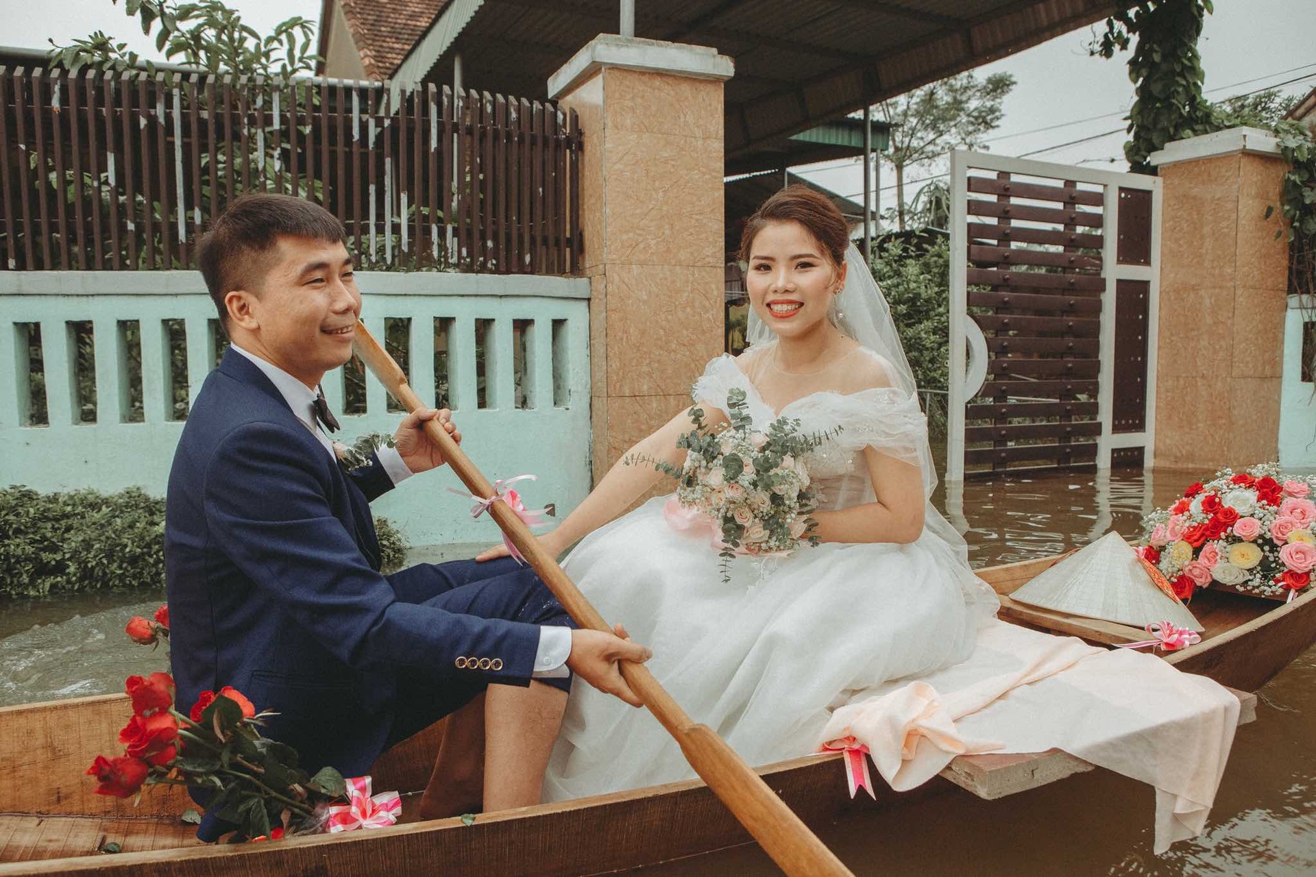 dam cuoi vuot lu anh 3