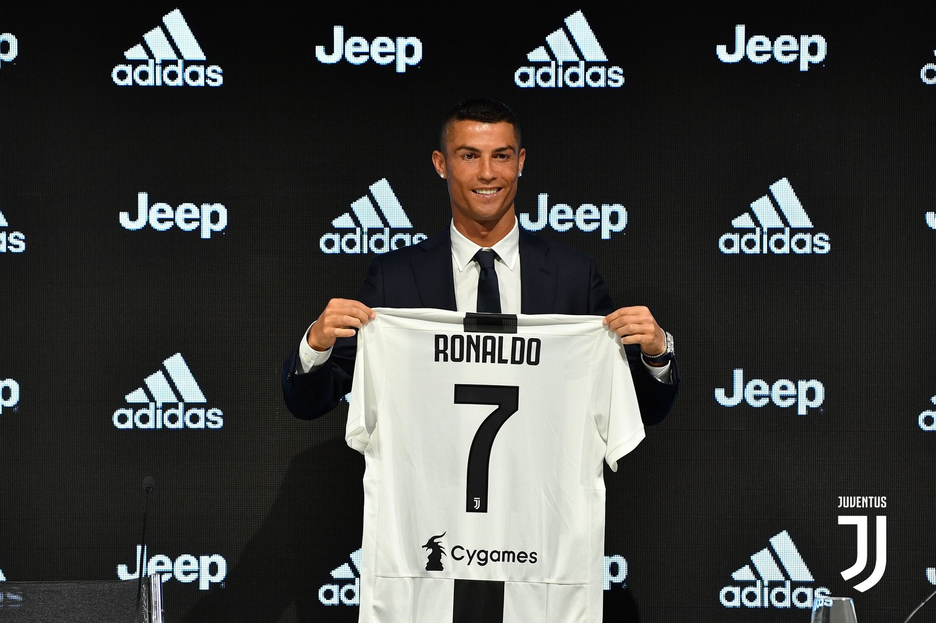 Modric toi Inter Milan,  Ronaldo anh 2