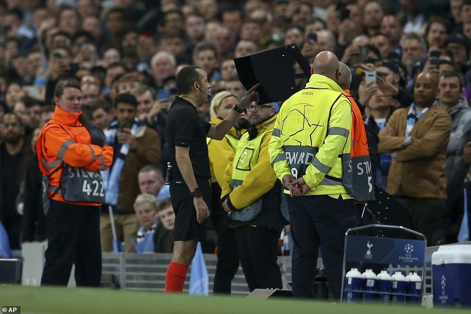 Man City vs Tottenham,  VAR anh 3