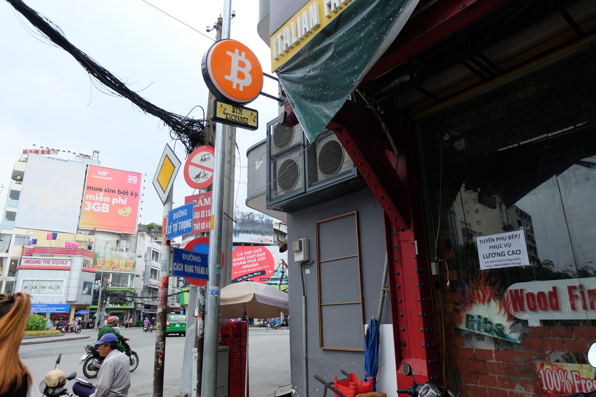 Mua ban Bitcoin trong tiem an o Sai Gon anh 1