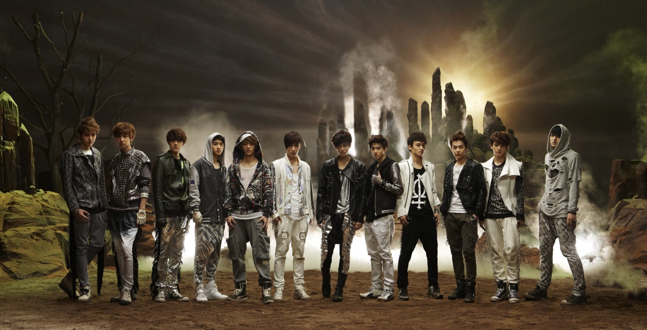 Tạo hình của EXO trong ca khúc đầu tay Mama. 