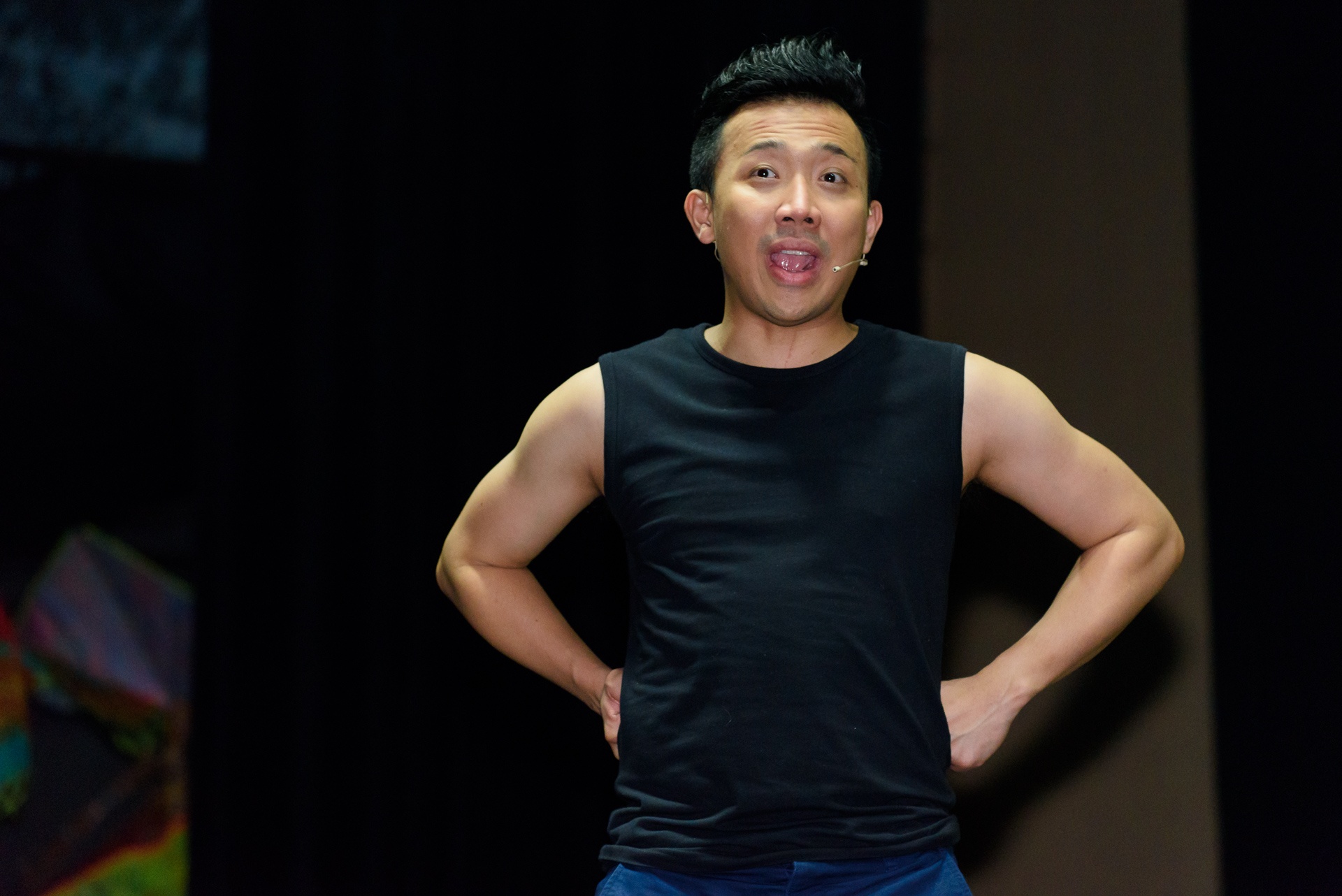 Tran Thanh dua Hari Won di tap kich anh 2