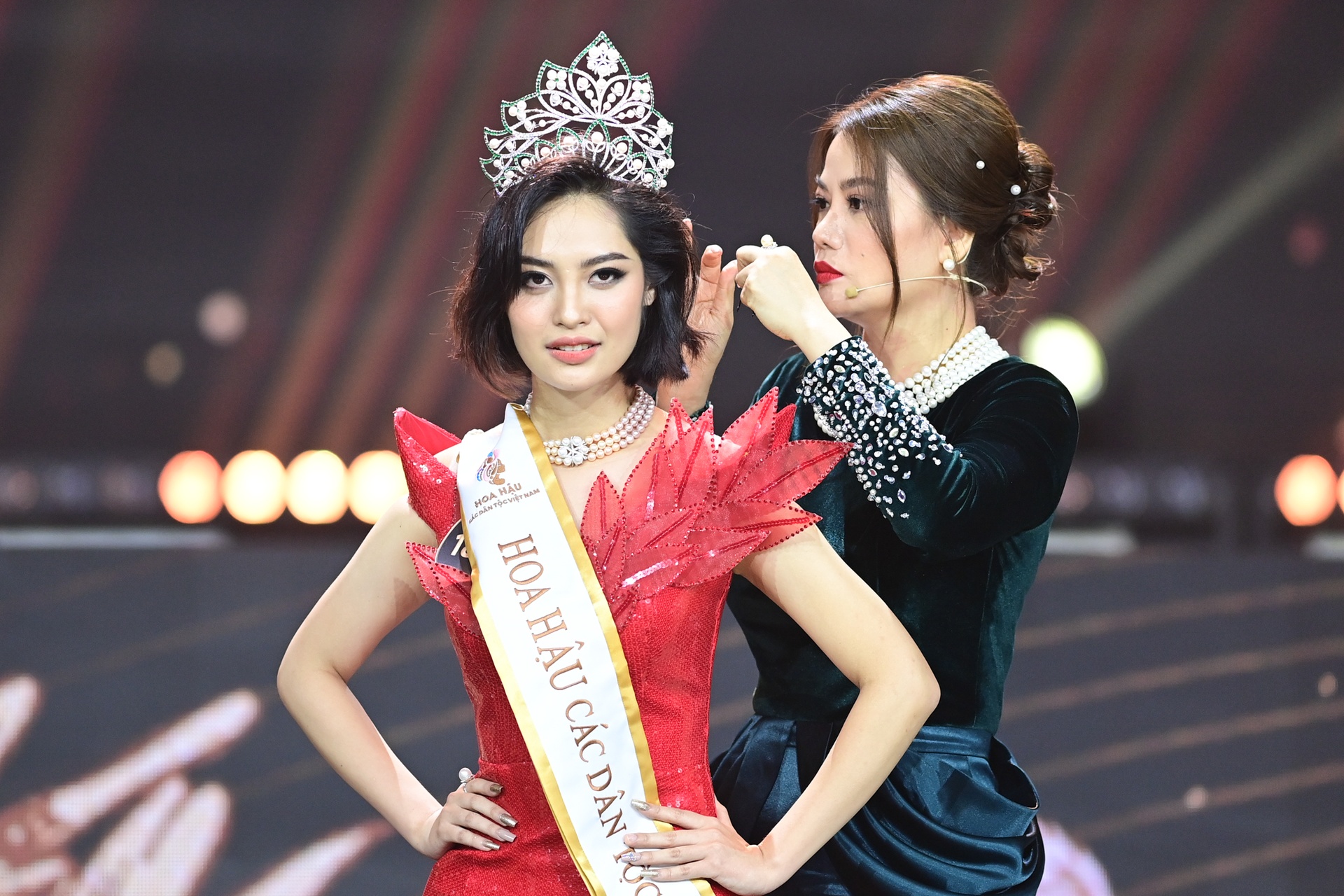 Hoa hau Thuy Hang anh 2