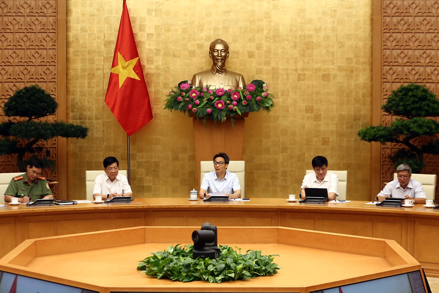 don cong dan Viet Nam o nuoc ngoai ve nuoc anh 1