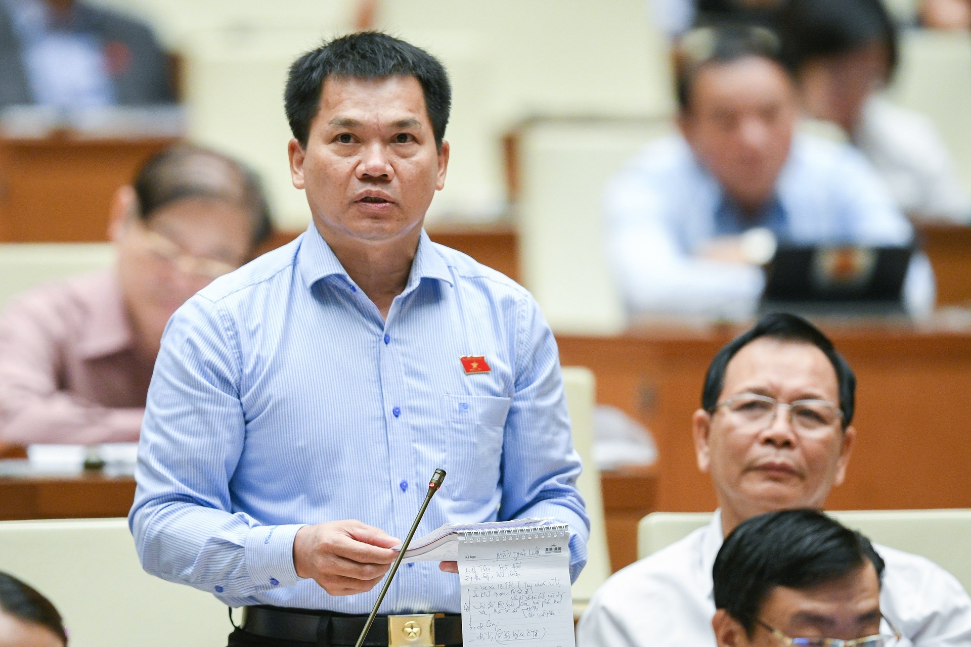 chat van tai Quoc hoi anh 4