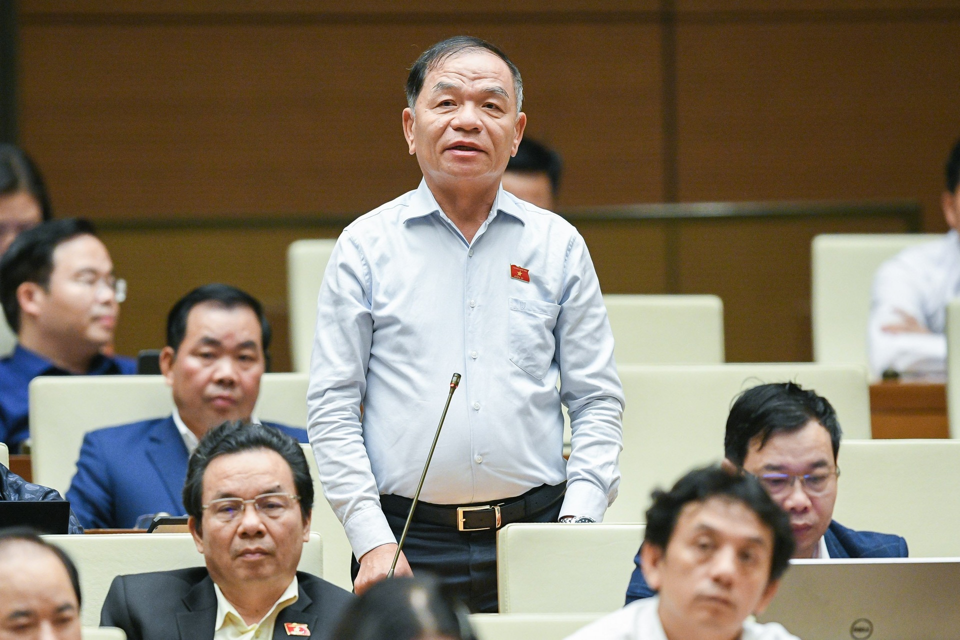 chat van tai Quoc hoi anh 5