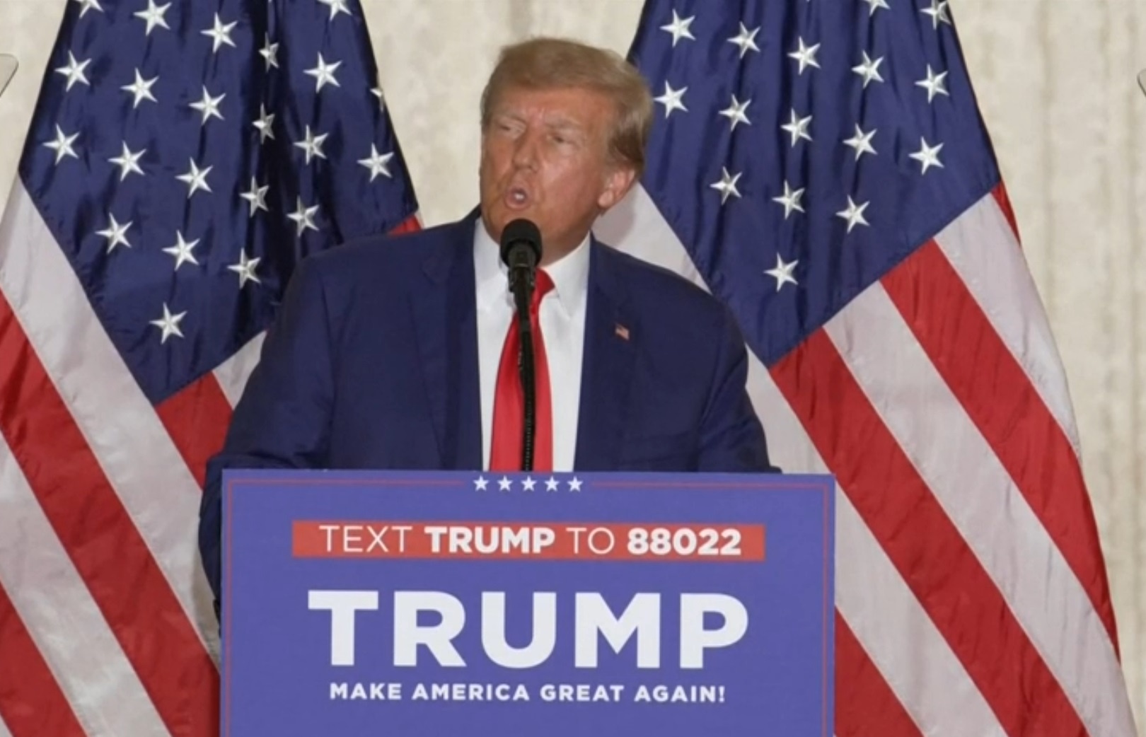 trump ra toa anh 1