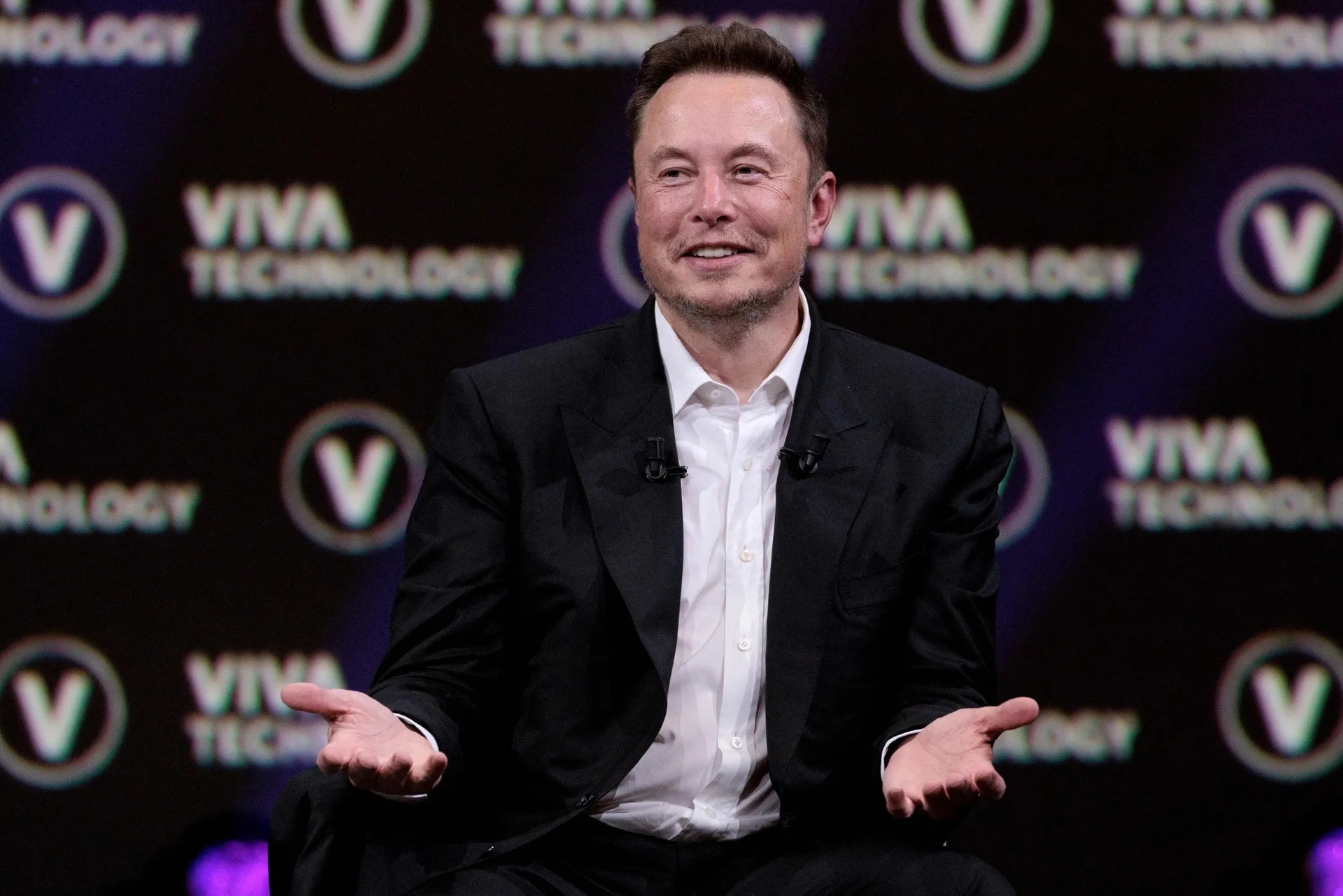 Elon Musk enjoys photo 1
