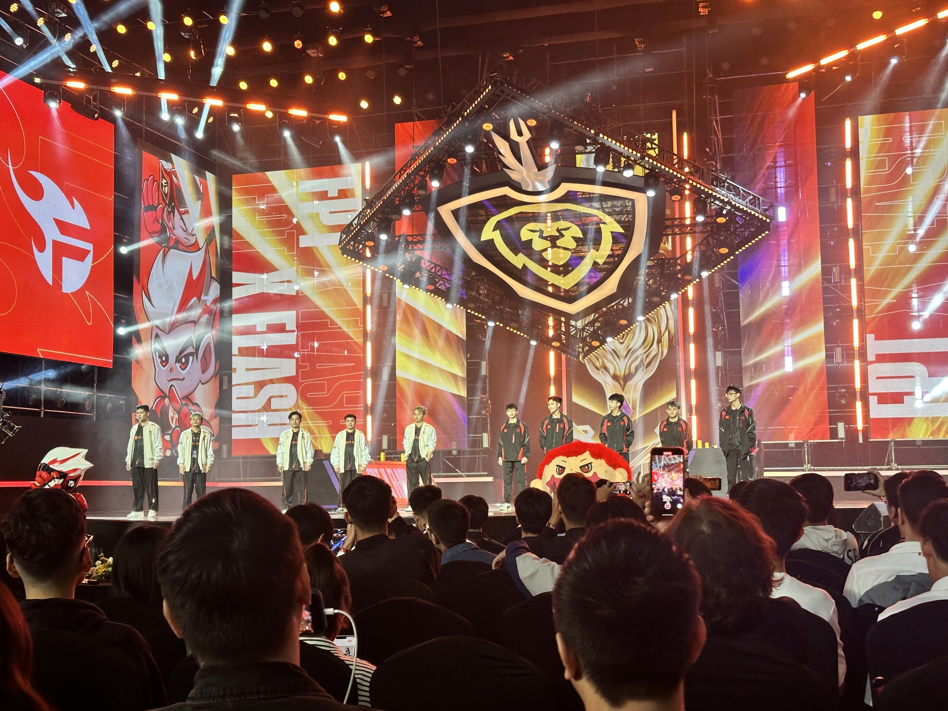 FPT x Flash vo dich anh 1