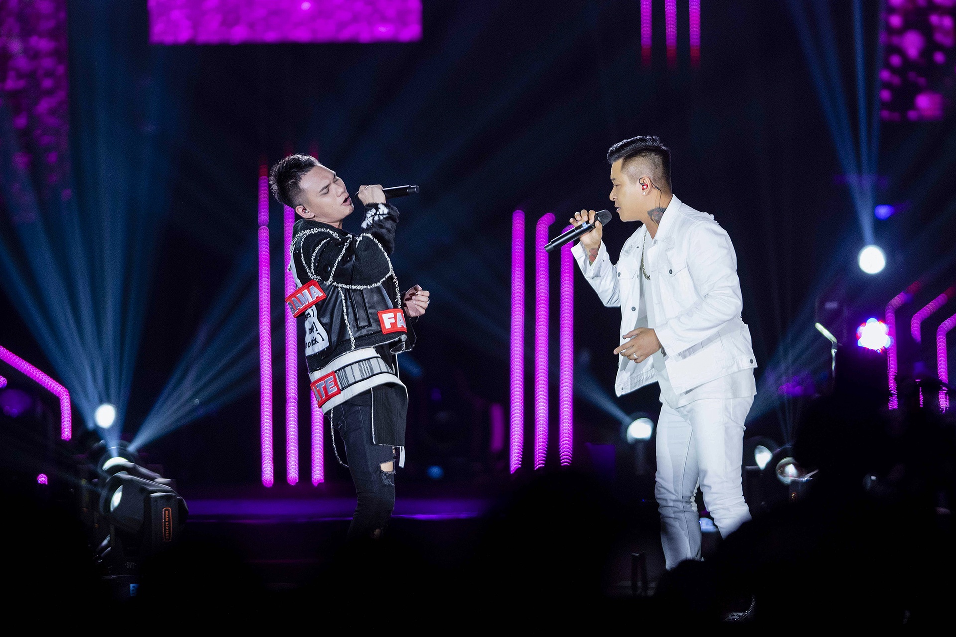 Tuan Hung song ca cung con trai anh 1