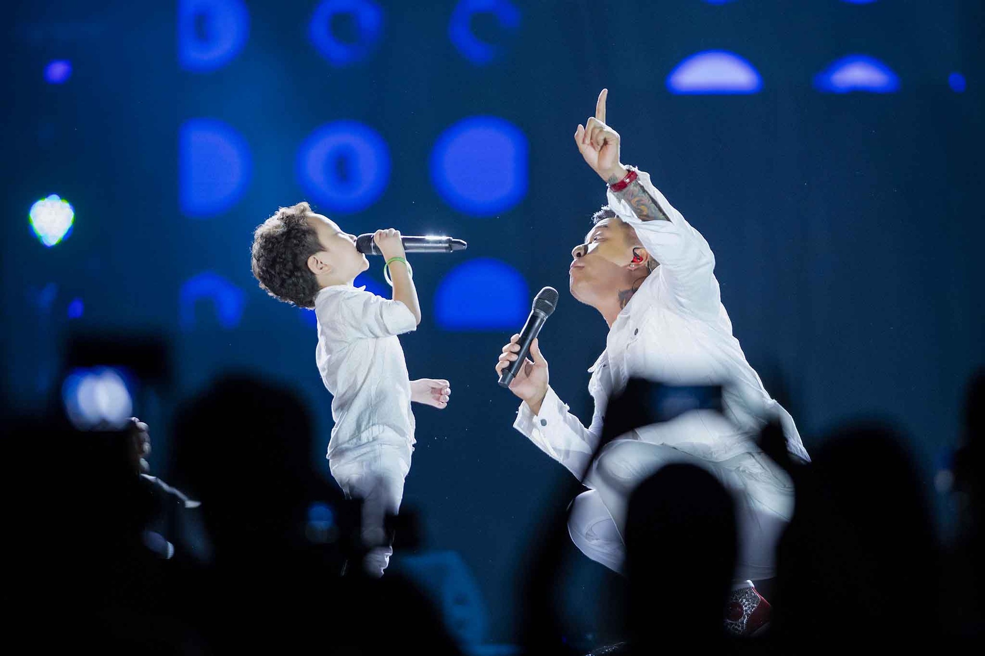Tuan Hung song ca cung con trai anh 2
