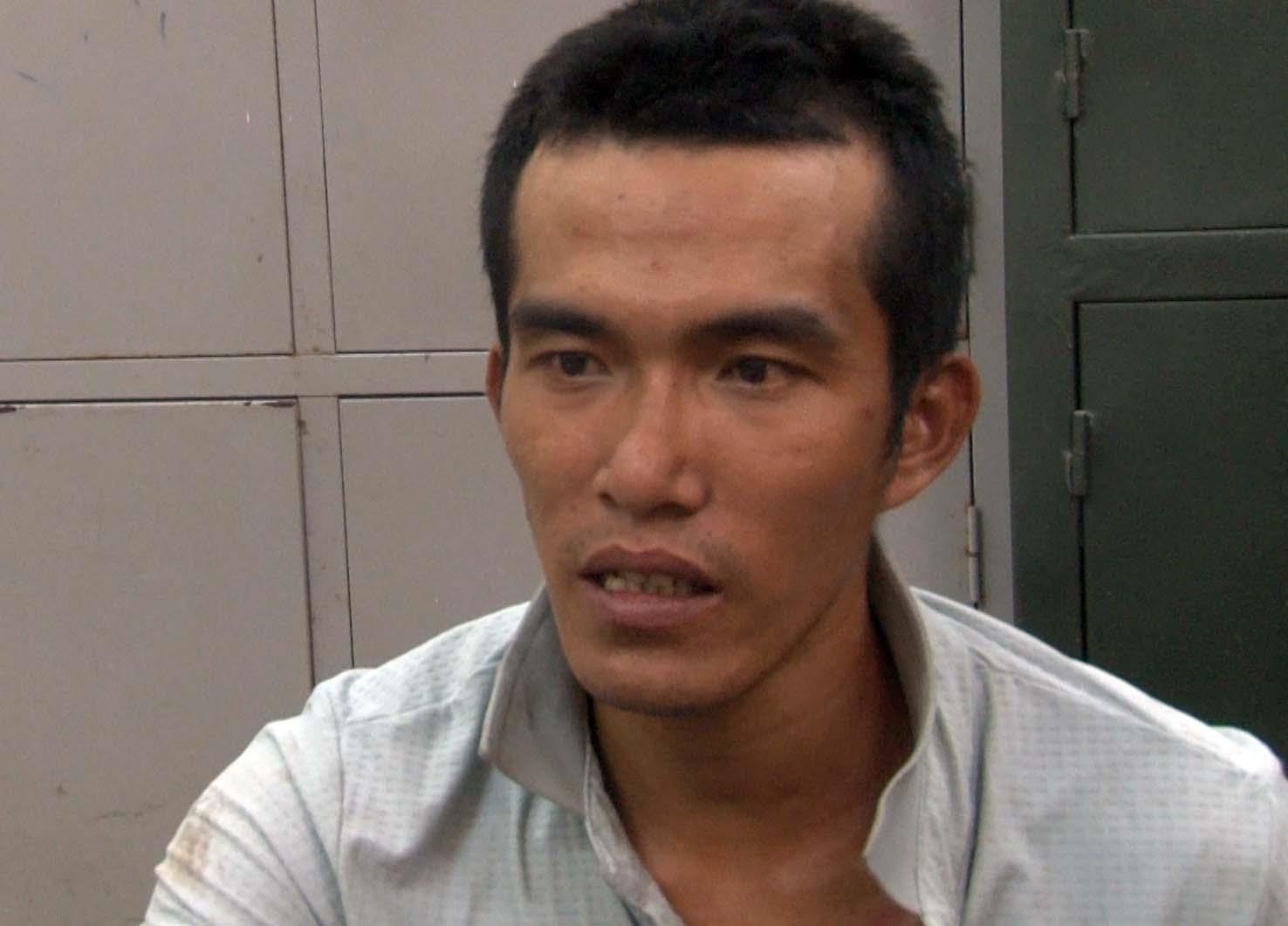 Trom lao xe vao cong an anh 1