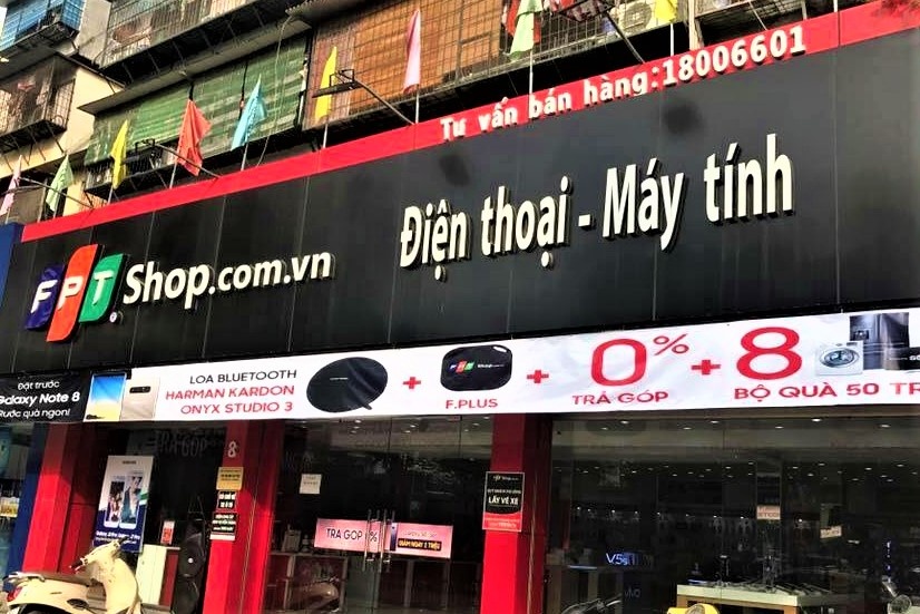 Nhan vien FPT Shop lay cap du lieu anh 1