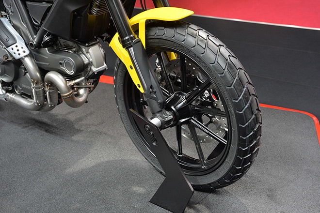 Đi kèm với đó là hộp số 6 cấp. Xe được trang bị tiêu chuẩn phanh ABS.