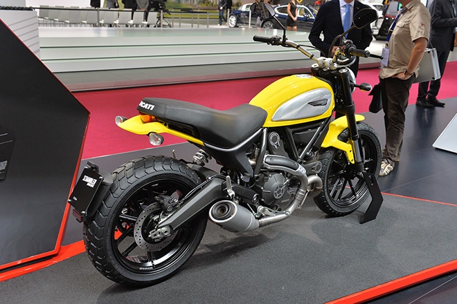 Bản Full Throttle với thiết kế giống dòng xe flat-track còn phiên bản Classic mang thiết kế giống dòng môtô ra đời trong thập niên ’70 của thế kỷ trước.