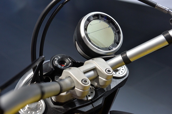 Scrambler tạo sự khác biệt với các anh em khác trong gia đình Ducati bằng thiết kế đèn pha đơn cỡ lớn, kết hợp viền LED và đèn hậu dạng LED hiện đại, cùng đồng hồ đơn kỹ thuật số.