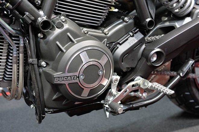  Ducati Scrambler sử dụng động cơ dung tích 803 phân khối làm mát bằng không khí, phun xăng điện tử, công suất 75 mã lực tại vòng tua máy 8.250 vòng/phút và mô-men xoắn cực đại 68 Nm tại 5.750 vòng/phút. 