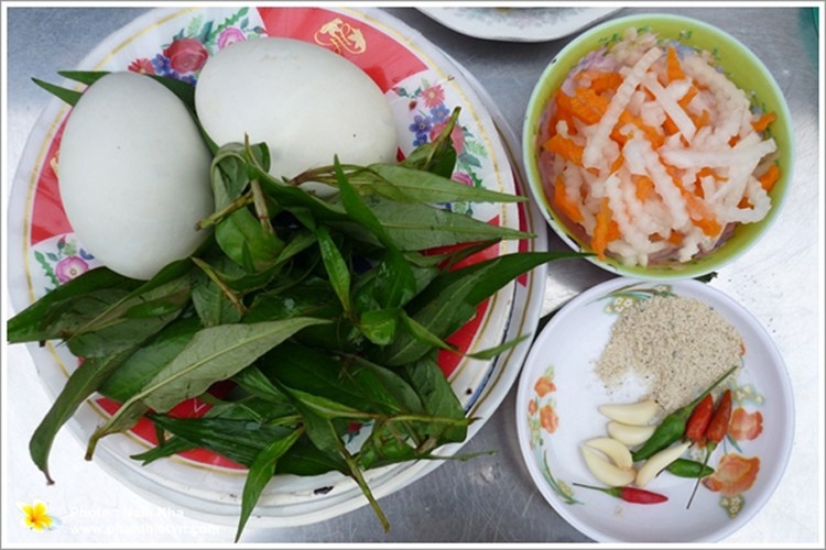 Dù chứa nhiều dinh dưỡng tốt cho sức khỏe song việc sử dụng nhất phải đúng liều lượng và đúng cách mới đem lại hiệu quả. Cụ thể, ăn quá nhiều trứng vịt lộn không hề tốt. Nó có khả năng làm tăng lượng cholesterol xấu trong máu, góp phần gây ra các bệnh tim mạch, huyết áp, tiểu đường…, tăng lượng protein, không tốt cho người mắc bệnh gút.