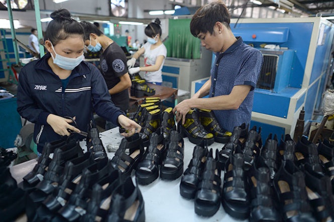 Sau nhiều năm bám trụ ở thị trường EU, nhiều doanh nghiệp sản xuất giày bắt đầu chuyển hướng sang thị trường Mỹ. Trong ảnh: Sản xuất giày xuất khẩu tại Công ty giày Gia Định.