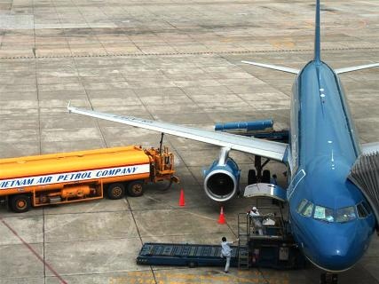 Tiếp nhiên liệu và kiểm tra máy móc, động cơ máy bay.