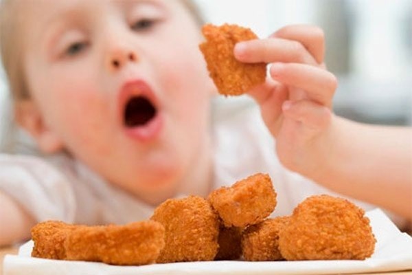 Đe dọa sức khỏe tim mạch. Theo các nghiên cứu khoa học, giữa việc ăn uống và quá trình phát sinh bệnh động mạch vành có mối liên hệ mật thiết. Khi chúng ta ăn quá no, cholesterol tích tụ ở thành động mạch sẽ khiến cho động mạch xơ cứng nhanh, ảnh hưởng xấu tới động mạch vành. Nếu sau khi ăn thấy đau tim co thắt thì càng phải chú ý.
