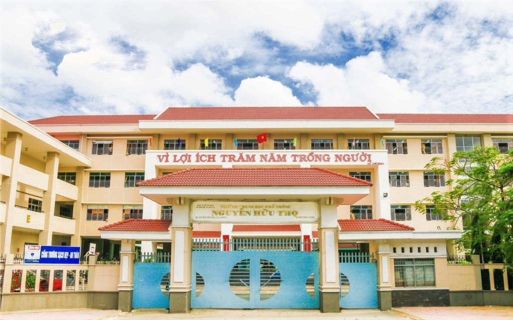 nu sinh TP.HCM nhay lau tu tu anh 1