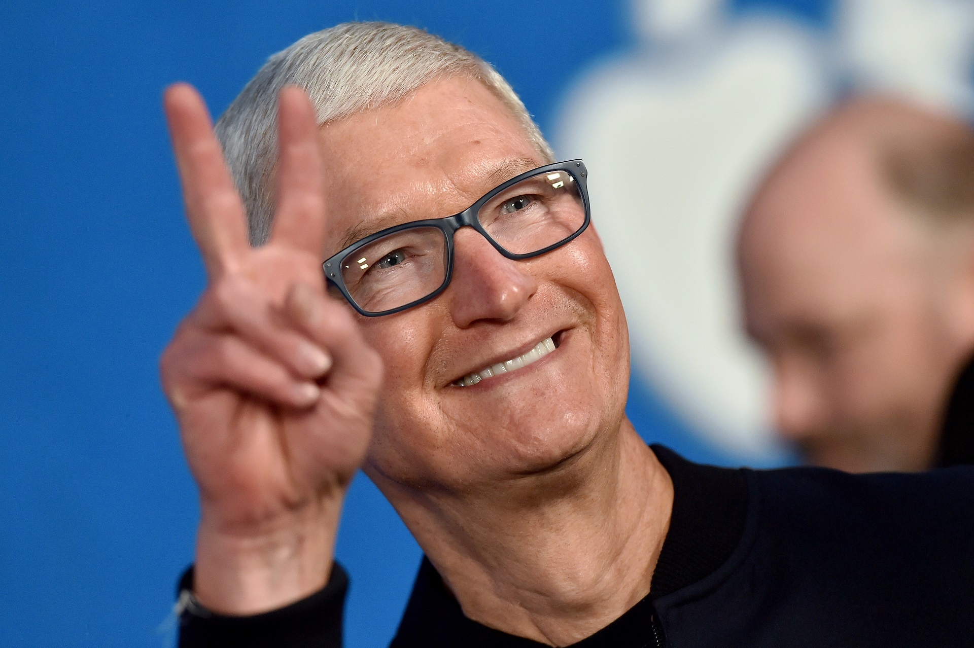 Tim Cook dau tu vao tien ma hoa anh 1