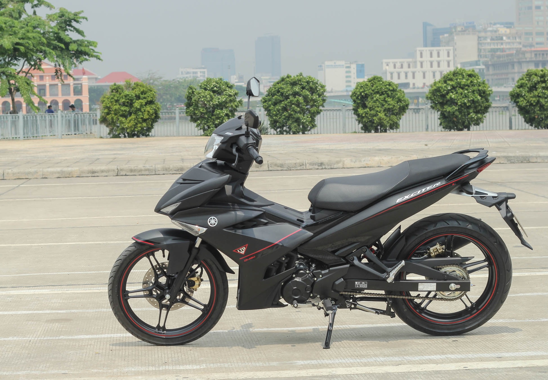 Yamaha Exciter 150 Matte Black anh 1