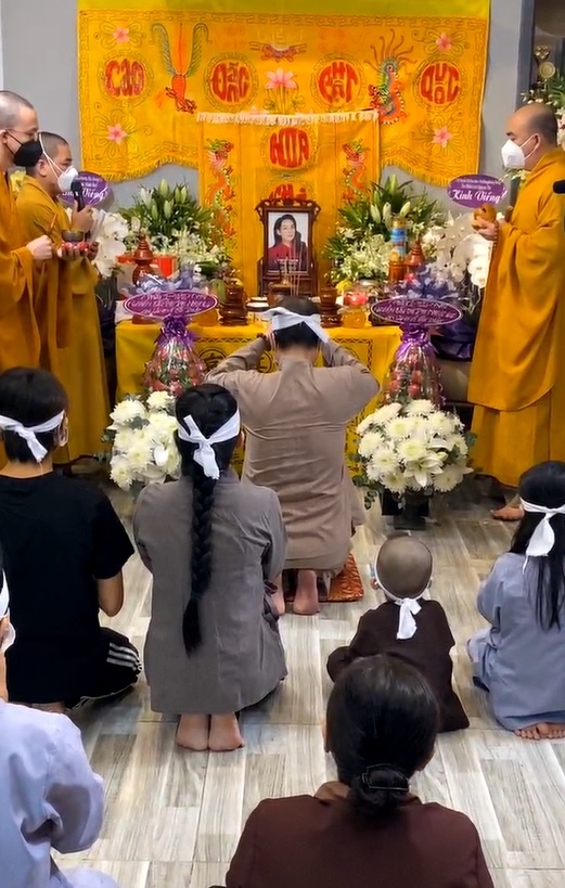 Phi Nhung qua doi anh 1