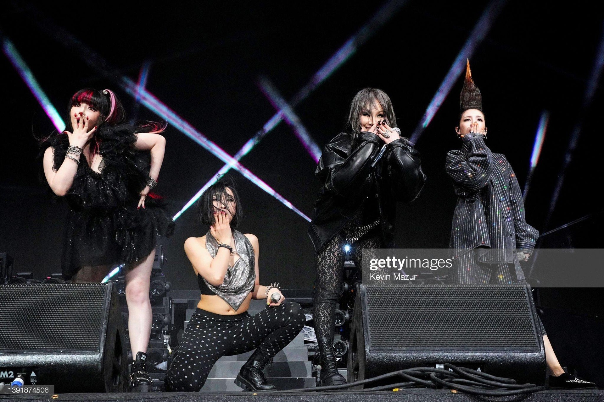 2NE1 tai hop anh 1