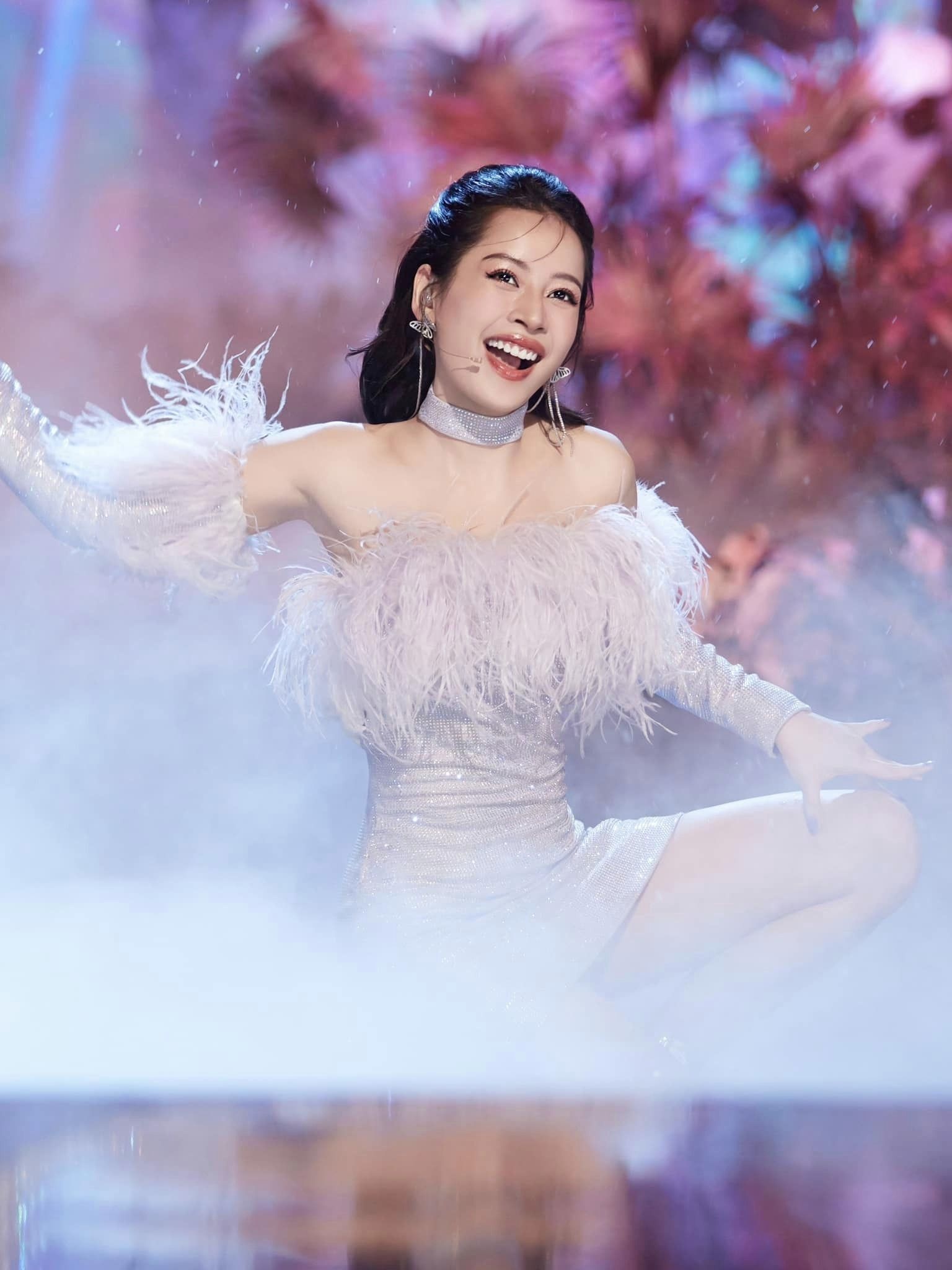 Chi Pu dap gio anh 1