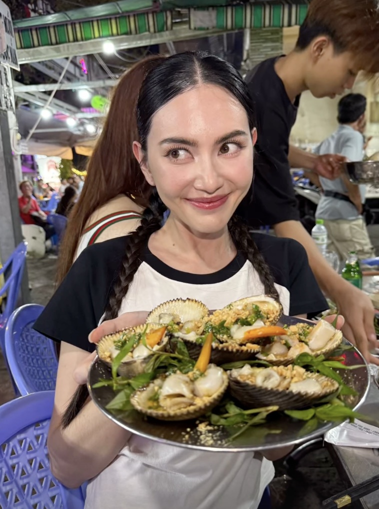 Ma nữ đẹp nhất Thái Lan' ăn hải sản, dạo chơi TP.HCM 