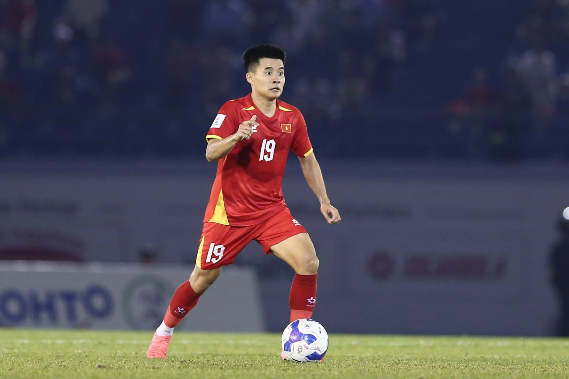 Lê Phạm Thành Long mặc áo số 19